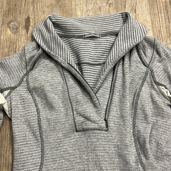 Lululemon women’s quarter zip top - Picture 2 of 5